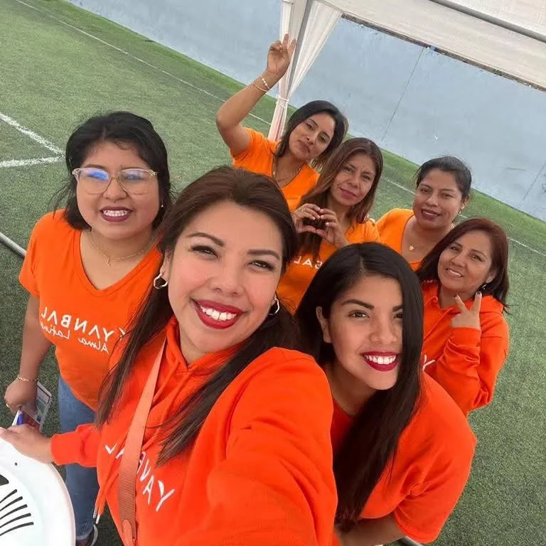 Equipo de consultoras de Grecia Avilez con polos de Yanbal