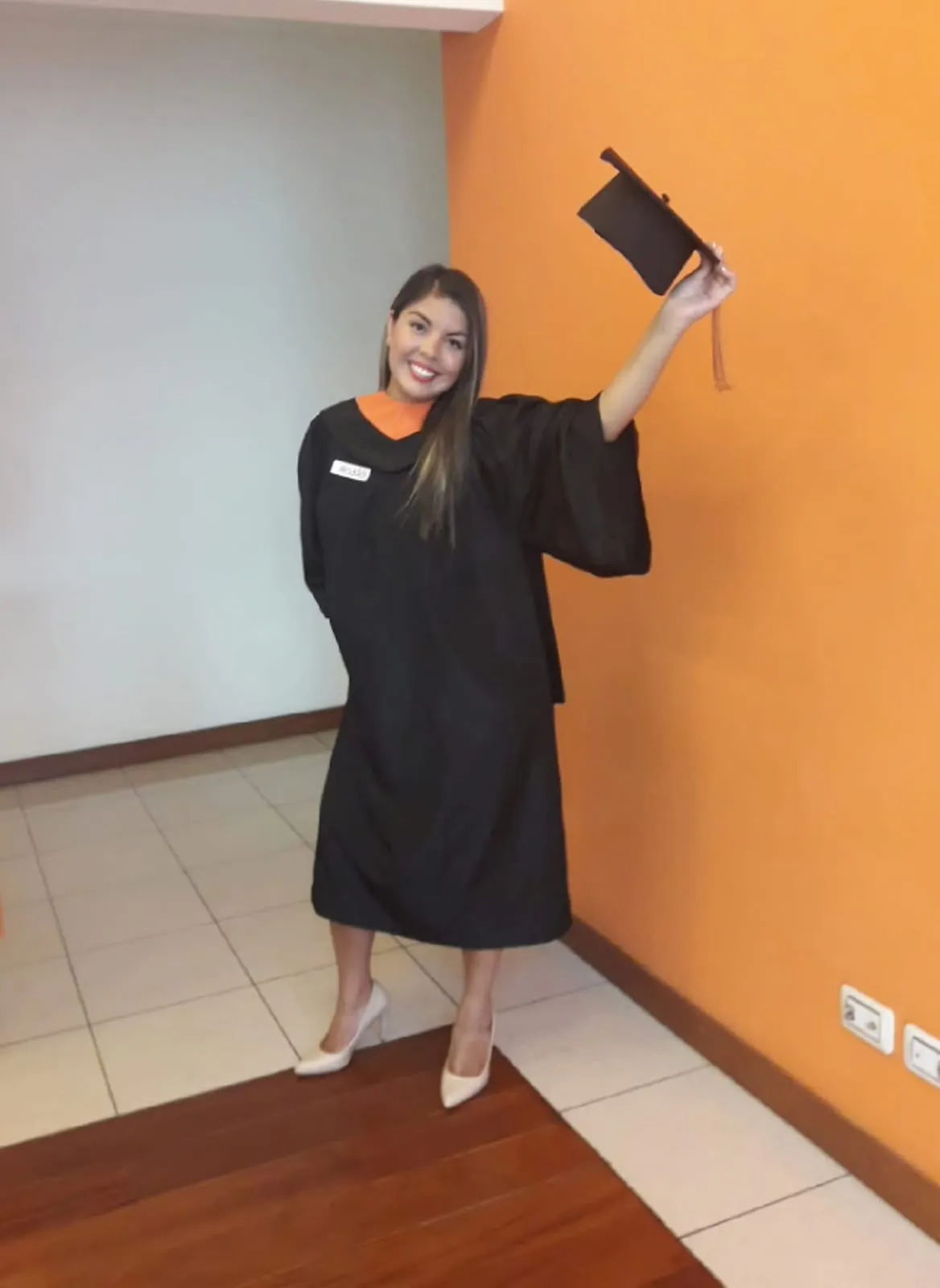 Grecia Avilez celebrando su graduación en la Escuela de Liderazgo