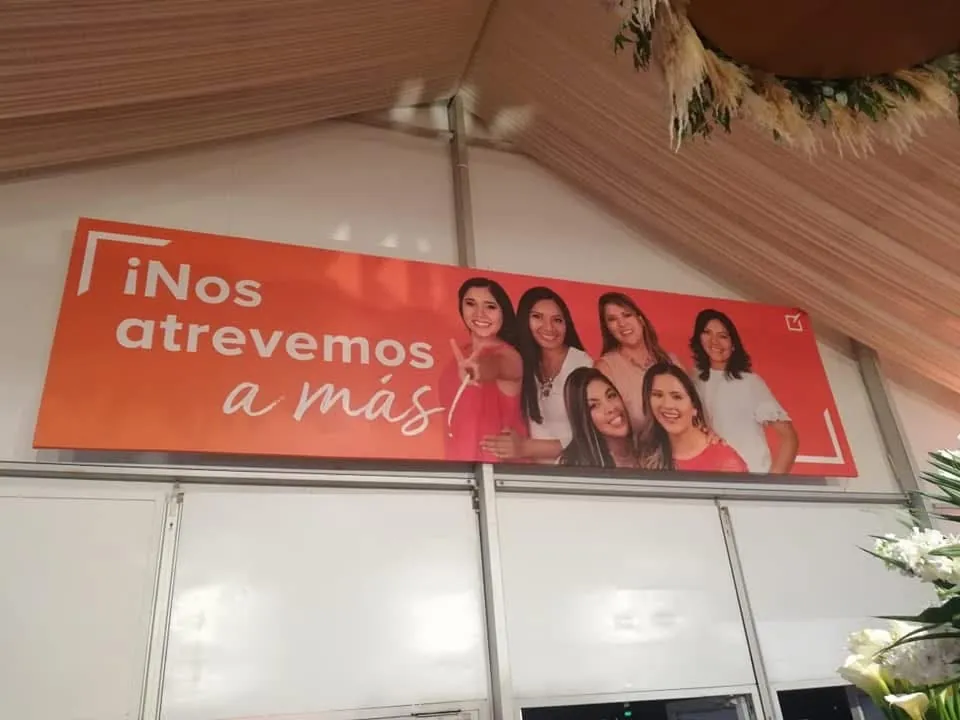 Panel de Yanbal con el lema Nos atrevemos a más